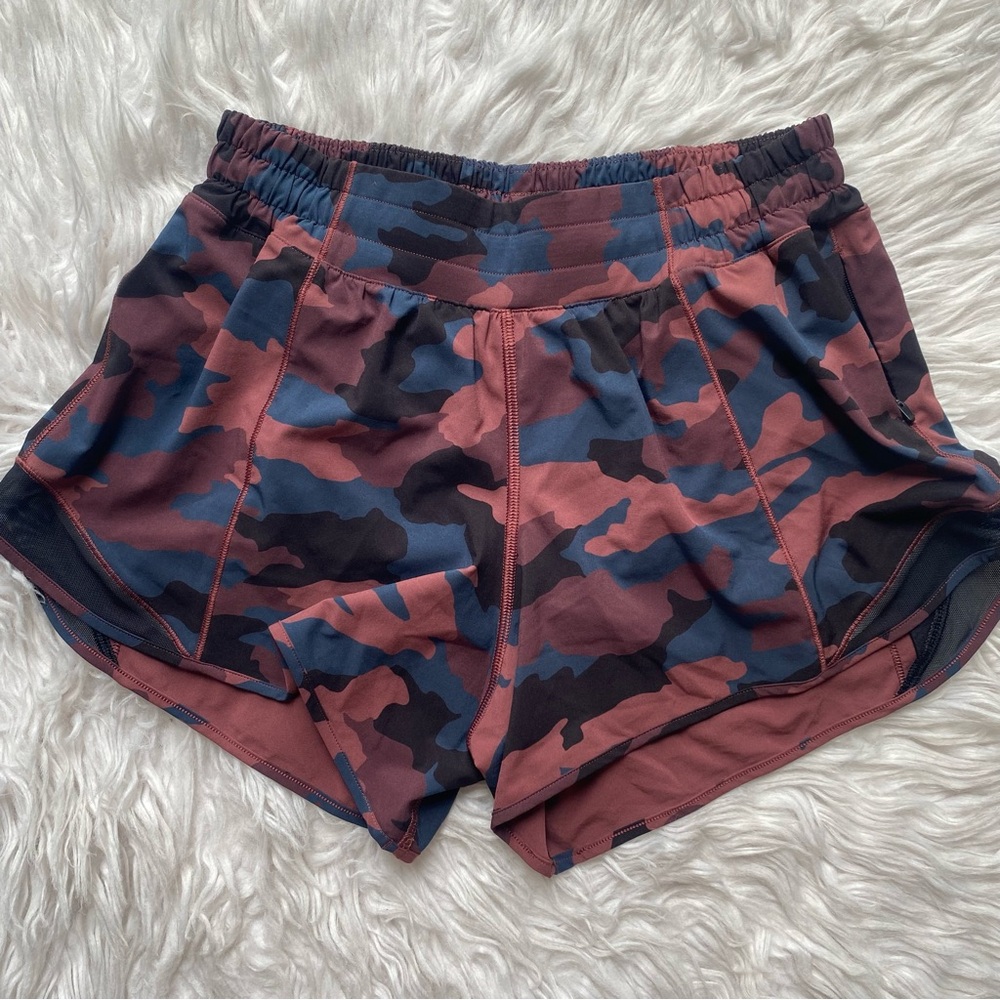 Lululemon Hotty Hot Low-Rise Lined Short 4” Women’s Size 6 Heritage 365 Camo Red